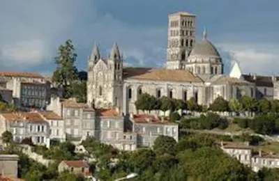 Vue générale sur Angoulême ou vue de la ville depuis l'hôtel