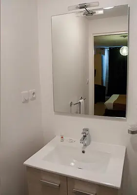 Salle de bains dans l'établissement Hôtel des Pyrénées