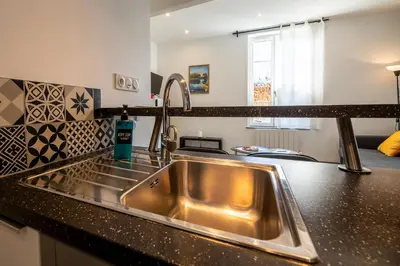 Cuisine ou kitchenette dans l'établissement L'Authentique Élégance & Calme à Cognac