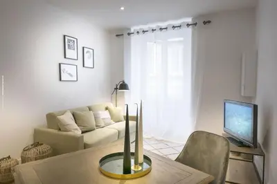 Télévision ou salle de divertissement dans l'établissement Bel appartement à 2 pas du vieux port