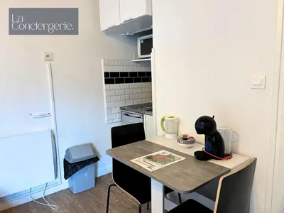 Cuisine ou kitchenette dans l'établissement Le Studio Augouard - Calme &Cosy