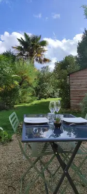 Jardin de l'établissement La Patte Charentaise Parking gratuit Le calme en ville