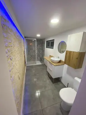 Salle de bains dans l'établissement Petite maison plain-pied climatisé