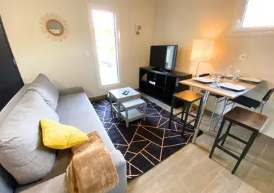 Télévision ou salle de divertissement dans l'établissement Aux Pommiers - Poitiers CHU - CAMPUS - La Conciergerie
