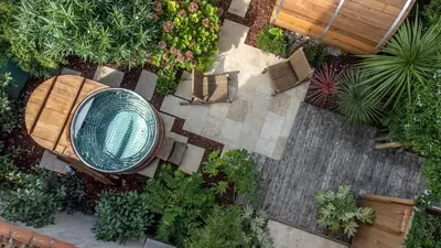 Jardin de l'établissement Escale Rochelaise, chambre avec access spa et sauna