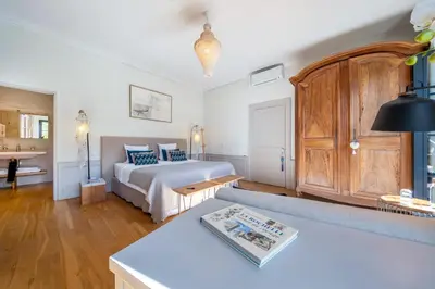 Un ou plusieurs lits dans un hébergement de l'établissement Escale Rochelaise, chambre avec access spa et sauna