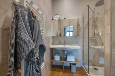Salle de bains dans l'établissement Escale Rochelaise, chambre avec access spa et sauna