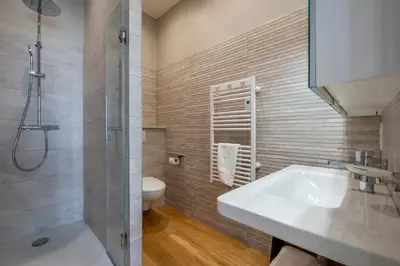 Salle de bains dans l'établissement Escale Rochelaise, chambre avec access spa et sauna