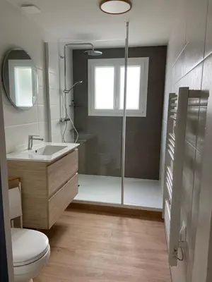 Salle de bains dans l'établissement Maison 4 personnes avec Jardin, à 200 m de la Plage