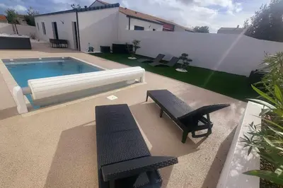 Piscine de l'établissement L'escale de Courçon ou située à proximité
