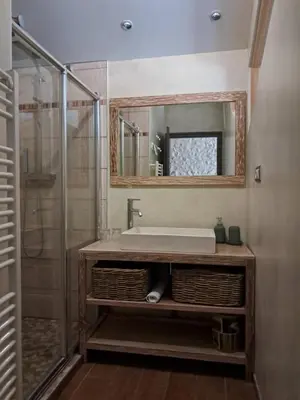 Salle de bains dans l'établissement LES COTEAUX DE VIGNY