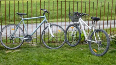 Vélo sur le terrain de l'établissement LES COTEAUX DE VIGNY ou dans les environs