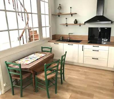 Cuisine ou kitchenette dans l'établissement Maison de vacances