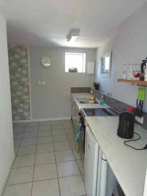 Cuisine ou kitchenette dans l'établissement Modern one bedroom cottage