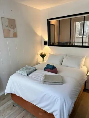 Un ou plusieurs lits dans un hébergement de l'établissement Charmant cocon iodé cosy au centre de La Rochelle - marché au bout de la rue à 1 min, lumineux et complet avec TV et Wifi