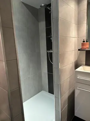 Salle de bains dans l'établissement Charmant cocon iodé cosy au centre de La Rochelle - marché au bout de la rue à 1 min, lumineux et complet avec TV et Wifi