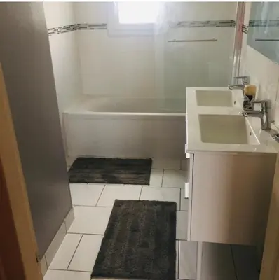 Salle de bains dans l'établissement Maison à proximité du Futuroscope