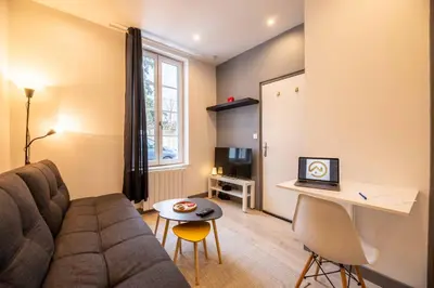 Télévision ou salle de divertissement dans l'établissement Le Cognaçais - Centre-ville - Cosy & Élégant