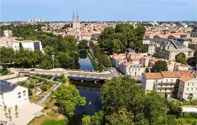 Vue générale sur Chef-Boutonne ou vue de la ville depuis le camping