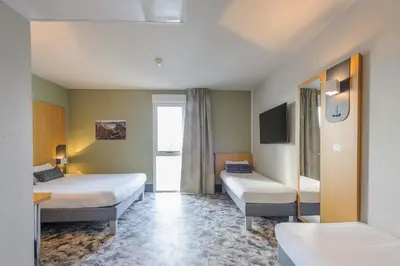 Un ou plusieurs lits dans un hébergement de l'établissement B&B HOTEL La Rochelle Beaulieu Puilboreau