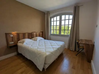 Un ou plusieurs lits dans un hébergement de l'établissement Maison lumineuse avec cuisine équipée, 3 chambres avec SDE & WC privatifs, garage et Wifi - Jarnac - FR-1-653-246