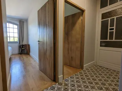 Plan de l'établissement Maison lumineuse avec cuisine équipée, 3 chambres avec SDE & WC privatifs, garage et Wifi - Jarnac - FR-1-653-246
