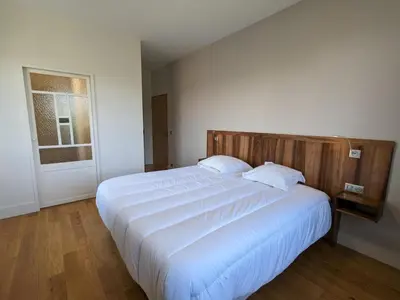 Un ou plusieurs lits dans un hébergement de l'établissement Maison lumineuse avec cuisine équipée, 3 chambres avec SDE & WC privatifs, garage et Wifi - Jarnac - FR-1-653-246