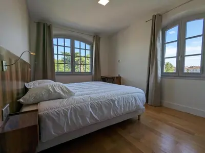 Un ou plusieurs lits dans un hébergement de l'établissement Maison lumineuse avec cuisine équipée, 3 chambres avec SDE & WC privatifs, garage et Wifi - Jarnac - FR-1-653-246