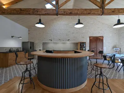 Cuisine ou kitchenette dans l'établissement Appartement lumineux pour 4 pers., centre-ville, équipements bébé, WiFi, garage, dégustation truffes offertes - FR-1-653-247