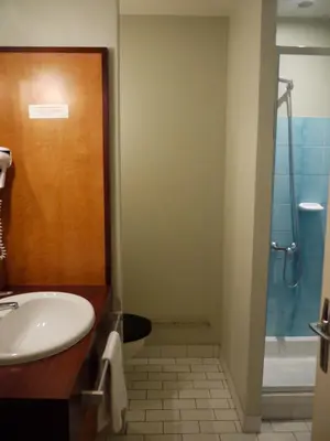 Salle de bains dans l'établissement Le Chapeau Rouge