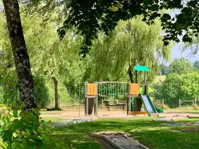 Aire de jeux pour enfants de l'établissement ZEcamping 3 animaux acceptés piscine snack bar et restaurant