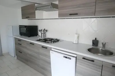 Cuisine ou kitchenette dans l'établissement Le romarin
