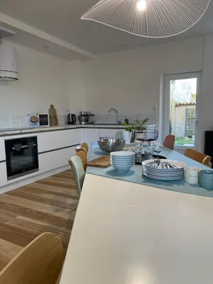Cuisine ou kitchenette dans l'établissement LE REPAIRE DU CLAIN gîte 4 étoiles pour 14 personnes avec piscine proche du Futuroscope