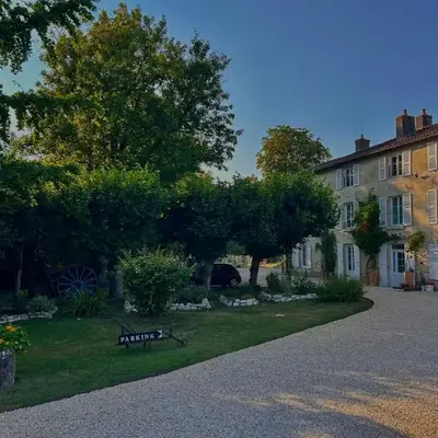 LE REPAIRE DU CLAIN gîte 4 étoiles pour 14 personnes avec piscine proche du Futuroscope