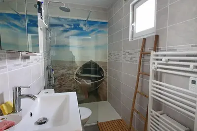 Salle de bains dans l'établissement Chai Callie, ancien Chai meublé