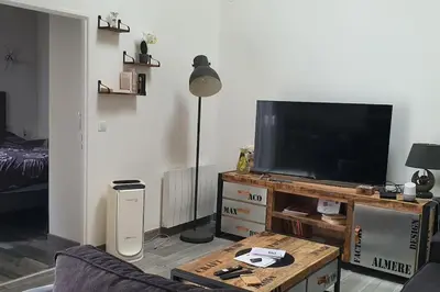 Télévision ou salle de divertissement dans l'établissement Chai Callie, ancien Chai meublé