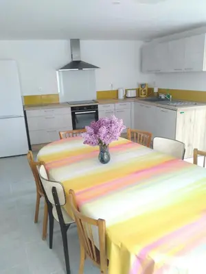 Cuisine ou kitchenette dans l'établissement Le Tilleul 9 personnes 5 Chambres 6 lits 15 min du Futuroscope