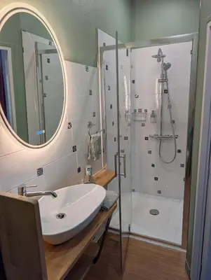Salle de bains dans l'établissement Au Logis de Véchillot