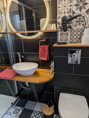 Salle de bains dans l'établissement Au Logis de Véchillot