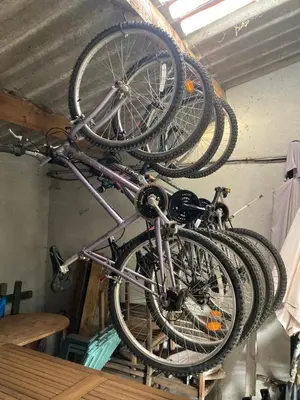 Vélo sur le terrain de l'établissement La maison de Léon ou dans les environs
