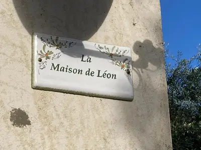 Certificat, récompense, panneau ou autre document affiché dans l'établissement La maison de Léon