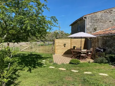 Jardin de l'établissement le Domaine du Petit Bois, Gîte l'Etable