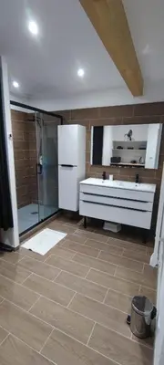Cuisine ou kitchenette dans l'établissement Charmante maison de plain-pied