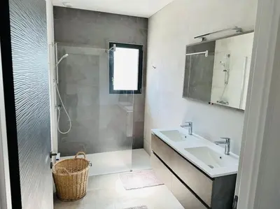 Salle de bains dans l'établissement MAISON CONTEMPORAINE proche Chatelaillon plage