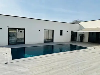 Piscine de l'établissement MAISON CONTEMPORAINE proche Chatelaillon plage ou située à proximité