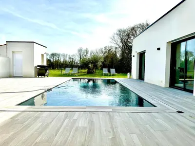 Piscine de l'établissement MAISON CONTEMPORAINE proche Chatelaillon plage ou située à proximité