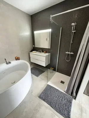 Salle de bains dans l'établissement MAISON CONTEMPORAINE proche Chatelaillon plage