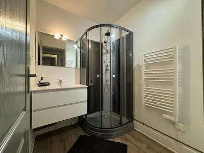 Salle de bains dans l'établissement ISVAL Wifi-Hyper Centre Cognac