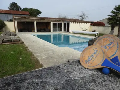 Piscine de l'établissement Gîtes Le Chemin du Romarin ou située à proximité