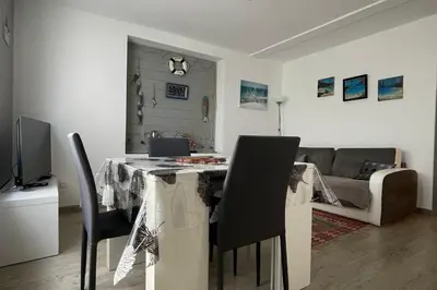 Télévision ou salle de divertissement dans l'établissement Appartement avec terrasse